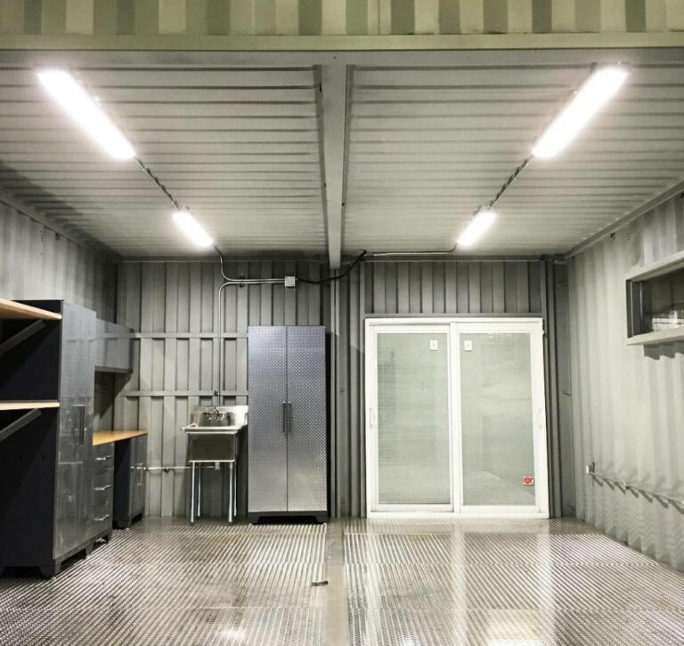 container garage avec porte vitrée basculante au bout avec porte de 10 pieds