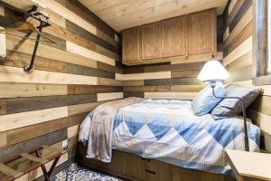 Chambre à coucher avec mur en bois dans maison container